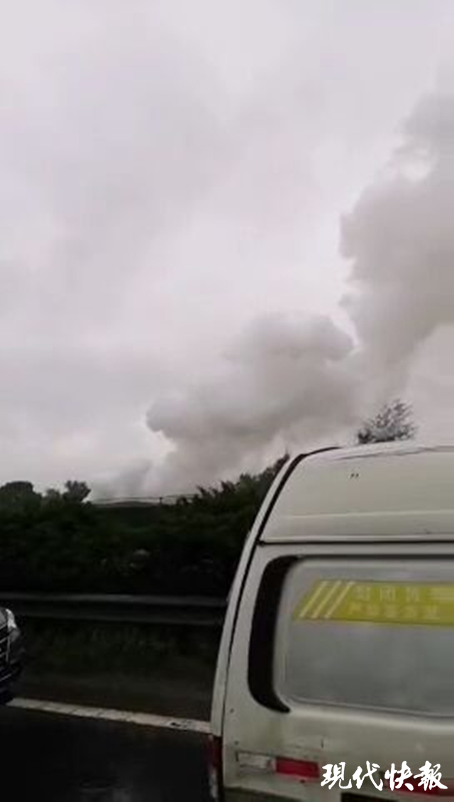 南京绕城公路附近发生爆燃白烟腾起，原因仍在调查中